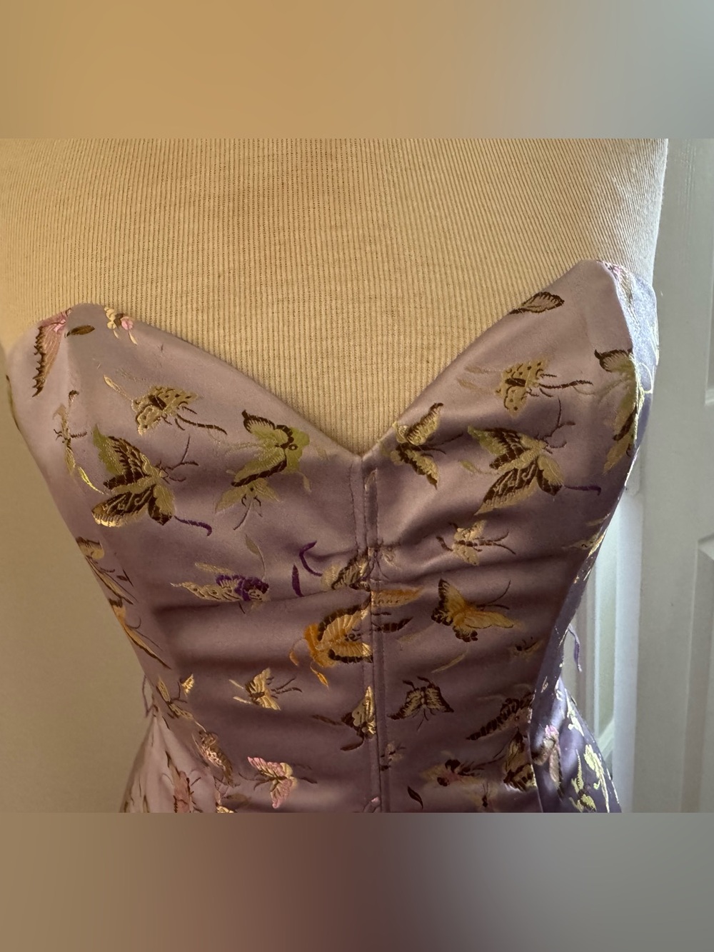 Betsey Johnson Lilac Midi Dress with Gold Bird Brocade - Picture 4 of 9